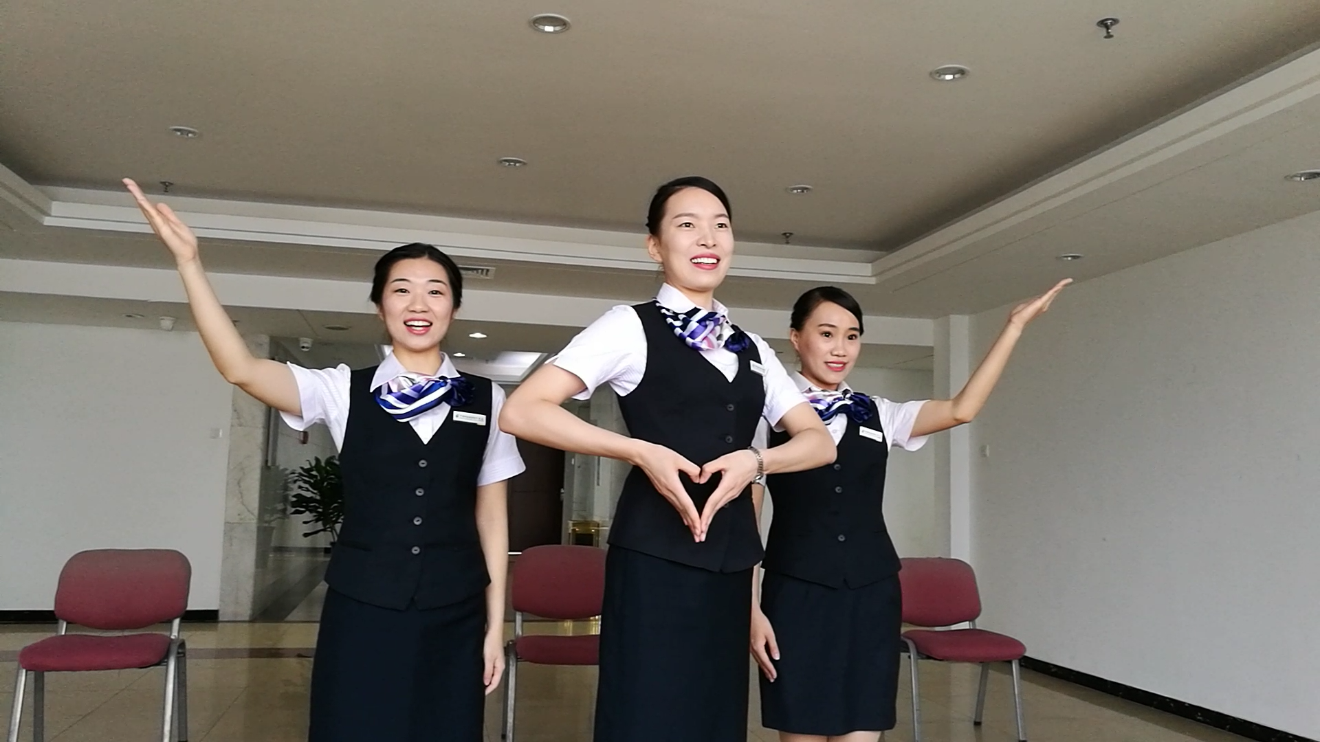逯瑤老師為中國郵政儲蓄銀行人員做禮儀培訓(xùn)_159692677872422562